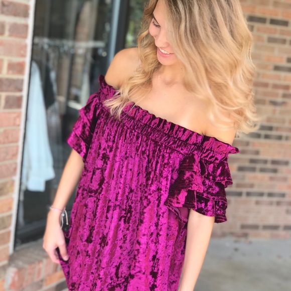 Closet clear out 🚨 Velvet Off Shoulder dress - Picture 4 of 8